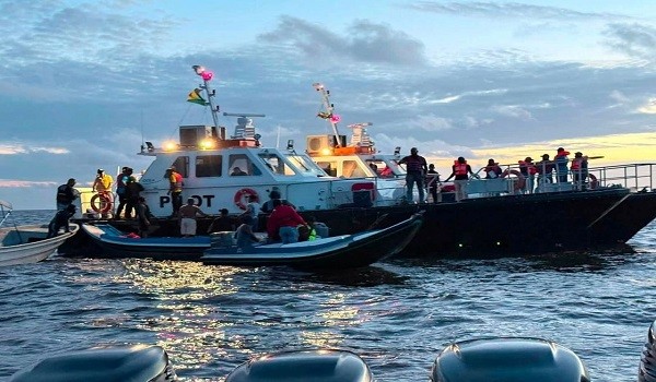 غرق عبارة في قاع البحر