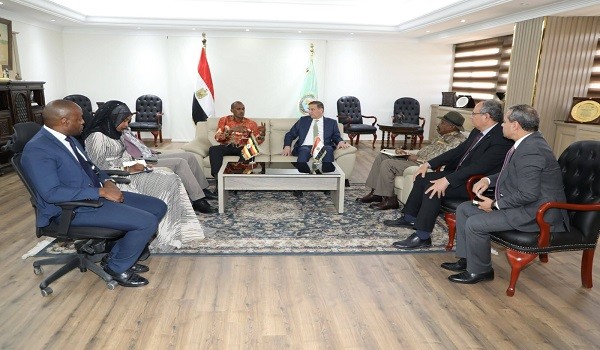الوزير المصري والوفد الأوغندي