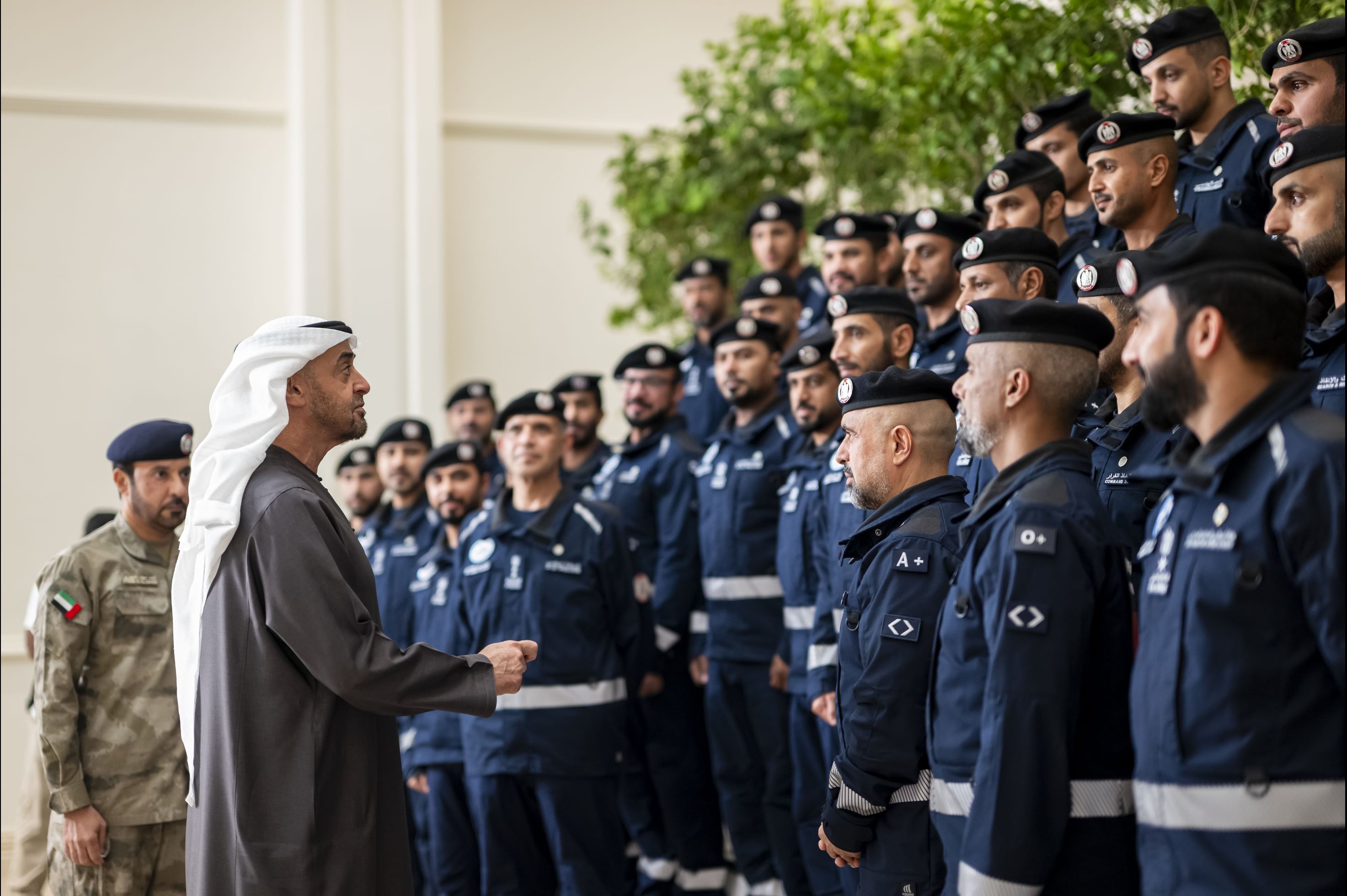 محمد بن زايد يستقبل فريق الإمارات للبحث والإنقاذ