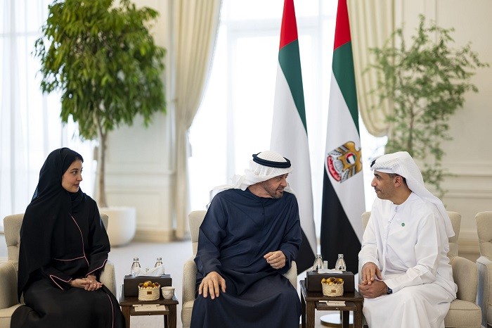 رئيس الإمارات يستقبل فريق عمل جناح الإمارات