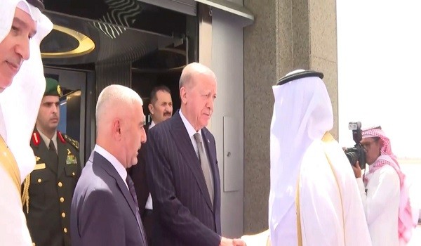 أردوغان يصل إلى جدة