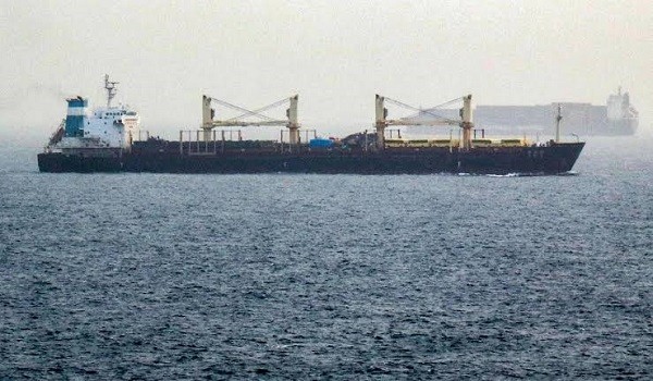 سفينة تبحر في باب المندب.