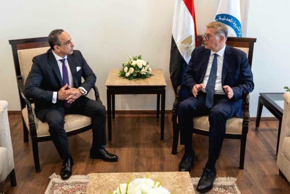 وزير البترول مع ممثل هالبيرتون