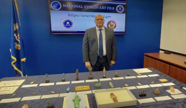 مصر تتسلم من FBI في أمريكا 48 قطعة أثرية مستردة