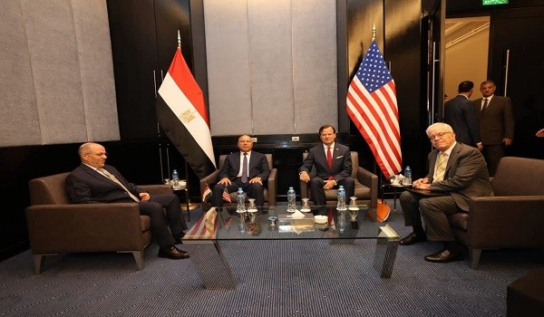 المسؤول الأمريكي ووزير النقل المصري