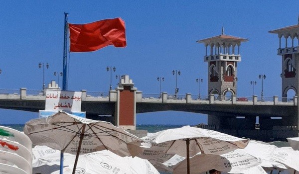 رفع الراية الحمراء على كل شواطئ الإسكندرية