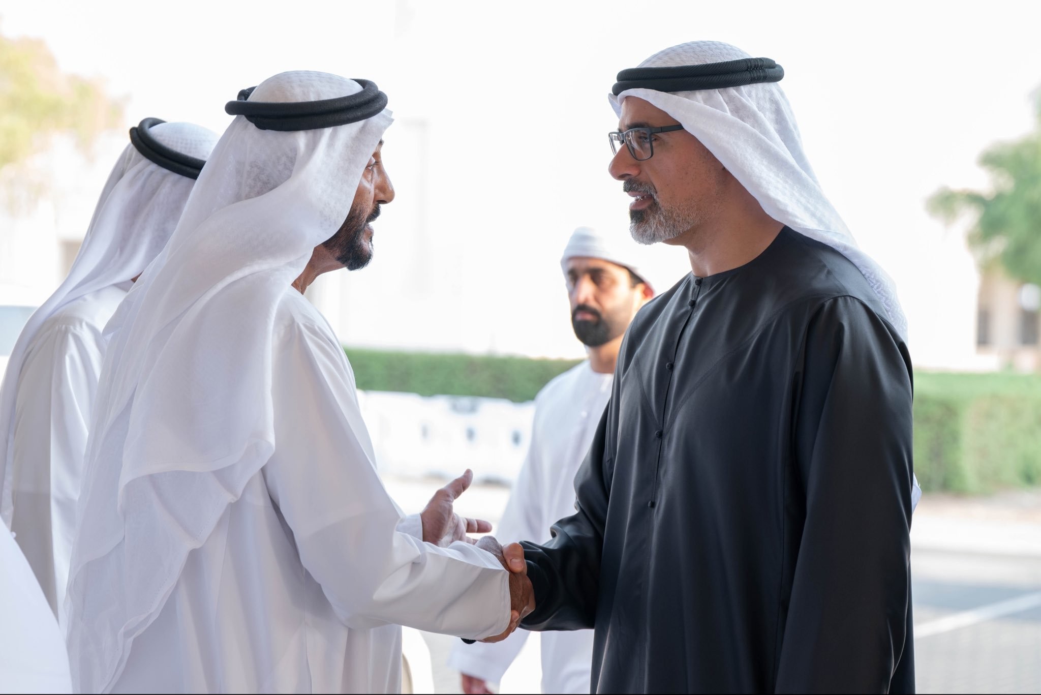 خالد بن محمد بن زايد يقدم واجب العزاء