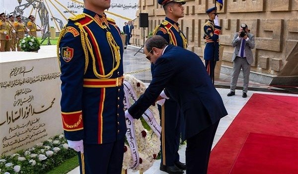 السيسي يضع إكليل من الزهور