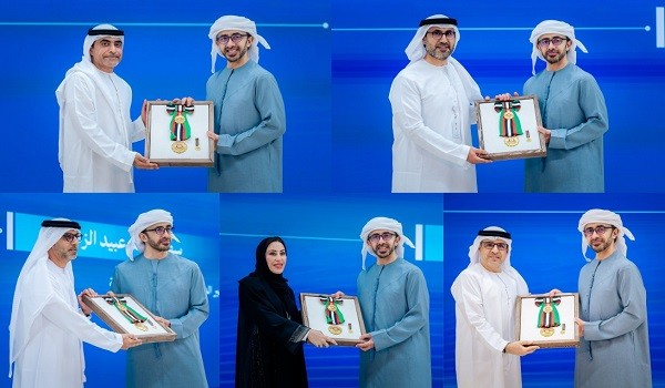 الرئيس الإماراتي يمنح أوسمة إلى 6 سفراء