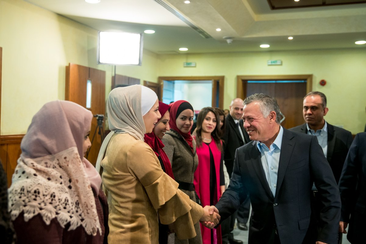 العاهل الأردتي خلال اللقاء بطلاب الجامعة الأردنية