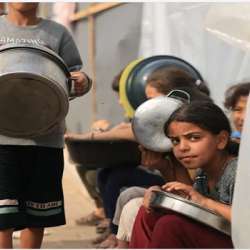 أطفال غزة ينتظرون الغذاء