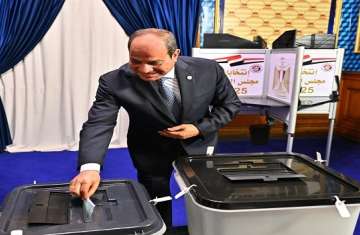 الرئيس السيسي يدلي بصوته