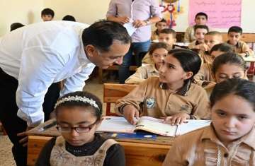 مصطفى مدبولي بأحد الفصول