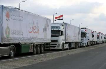 شاحنات المساعدات الإنسانية