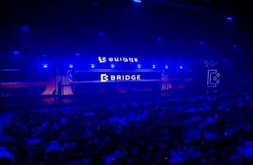 انطلاق فعاليات قمة بريدج 2025 في أبوظبي