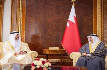 نائب رئيس وزراء البحرين يستقبل وفداً حكومياً إماراتياً