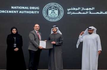 الشيخ زايد بن حمد يكرم الدكتور عمرو عثمان