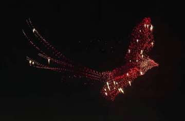 أكبر عرض جوي لطائر العنقاء شُكل بالطائرات المسيَّرة متعددة المراوح