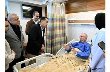 رئيس الوزراء المصري ومريض أجنبي بمستشفى الكرنك