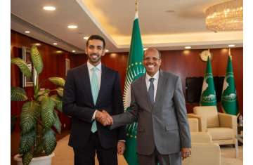 محمود علي يوسف والشيخ شخبوط بن نهيان آل نهيان،