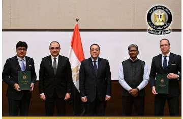 رئيس الوزراء المصري خلال توقيع العقد