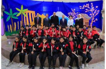 وزير التعليم والوفد الياباني خلال الزيارة