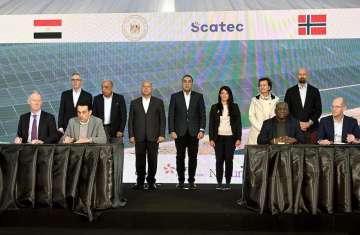 رئيس الوزراء المصري خلال توقيع الاتفاقية