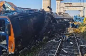 انهيار رافعة على قطار