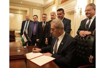 علي شعث يوقع بيان مهمة لجنة إدارة غزة