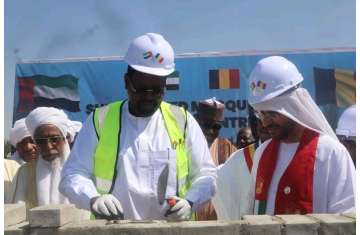 وضع حجر أساس مسجد الشيخ زايد والمركز الثقافي بأنجمينا