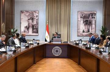 رئيس الوزراء خلال الاجتماع