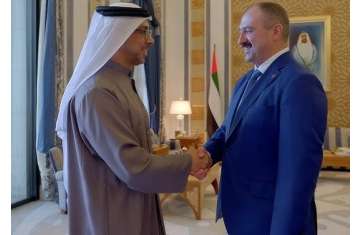 منصور بن زايد يستقبل المبعوث الخاص لرئيس بيلاروسيا إلى الشرق الأوسط