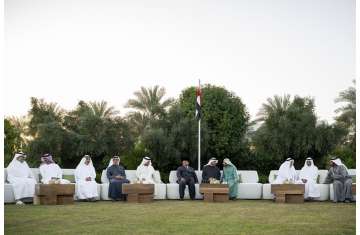 حاكم الإمارات يلتقون على مائدة إفطار