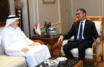 الوزير شريف فاروق وأديب يوسف الأعمى