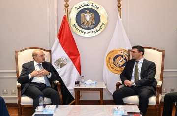 وزير الصناعة يبحث تيسير نفاذ الشركات المصرية للسوق الفرنسي