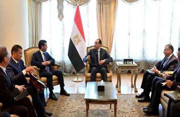 لقاء رئيس الوزراء والوزير الأوزبكي