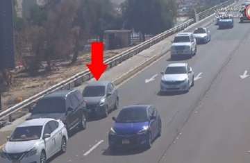 شرطة أبوظبي تحذر من الانشغال بغير الطريق أثناء توقف حركة السير