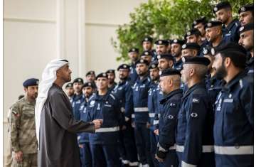 محمد بن زايد يستقبل فريق الإمارات للبحث والإنقاذ