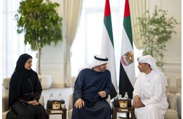 رئيس الإمارات يستقبل فريق عمل جناح الإمارات