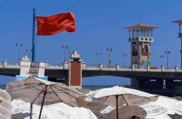 رفع الراية الحمراء على كل شواطئ الإسكندرية