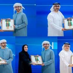 الرئيس الإماراتي يمنح أوسمة إلى 6 سفراء