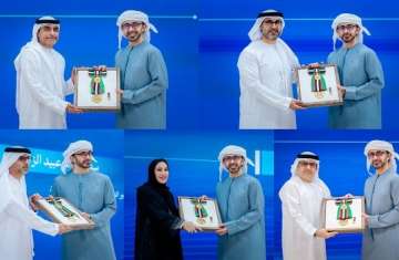 الرئيس الإماراتي يمنح أوسمة إلى 6 سفراء