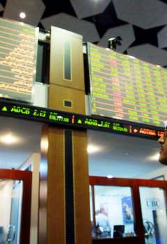 متعاملون أثناء التداول في البورصة السعودية