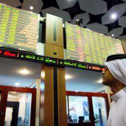 متعاملون أثناء التداول في البورصة السعودية