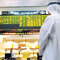 متعاملون أثناء التداول في البورصة 
