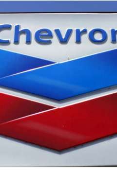 شعار شركة شيفرون على إحدى محطات الوقود في كاليفورنيا.