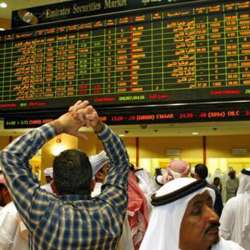 متعاملون أثناء التداول في البورصة 