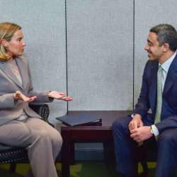 الشيخ عبدالله بن زايد يتحدث مع ممثلة الإتحاد الأوروبى