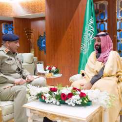 ولي العهد السعودي وقائد الجيش الباكستاني يبحثان التعاون العسكري