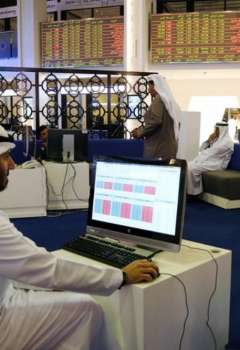 متعاملون أثناء التداول في بورصة دبي 